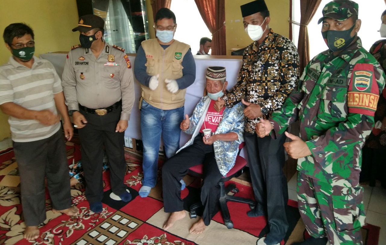 Babinsa Koramil 08/Tandun Dampingi Penyuntikan Vaksin Covid-19 Kepada Lansia