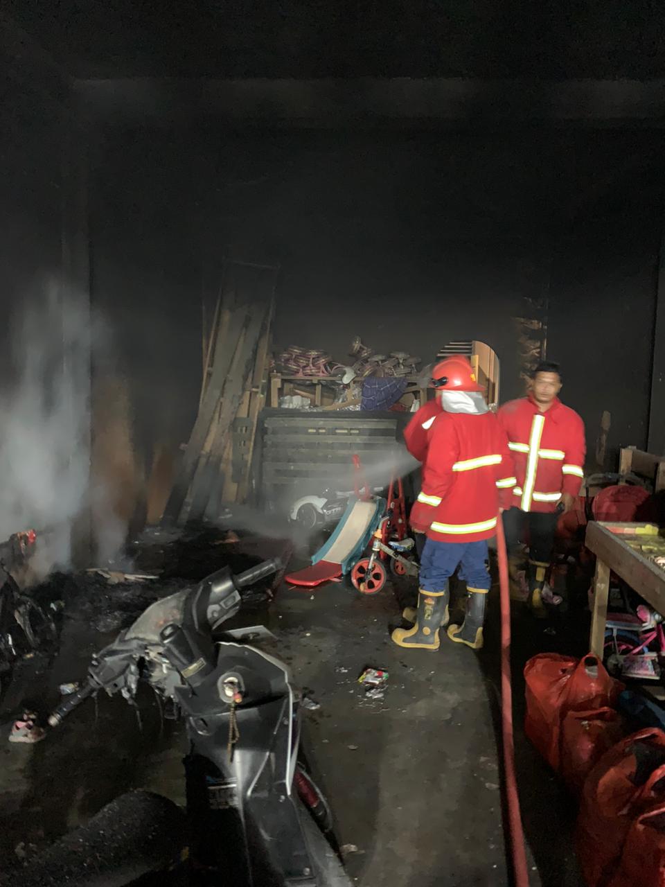 Kebakaran Ruko di Bangkinang, Dinas Damkar dan Penyelamatan Kampar Tanggap Cepat Padamkan Api