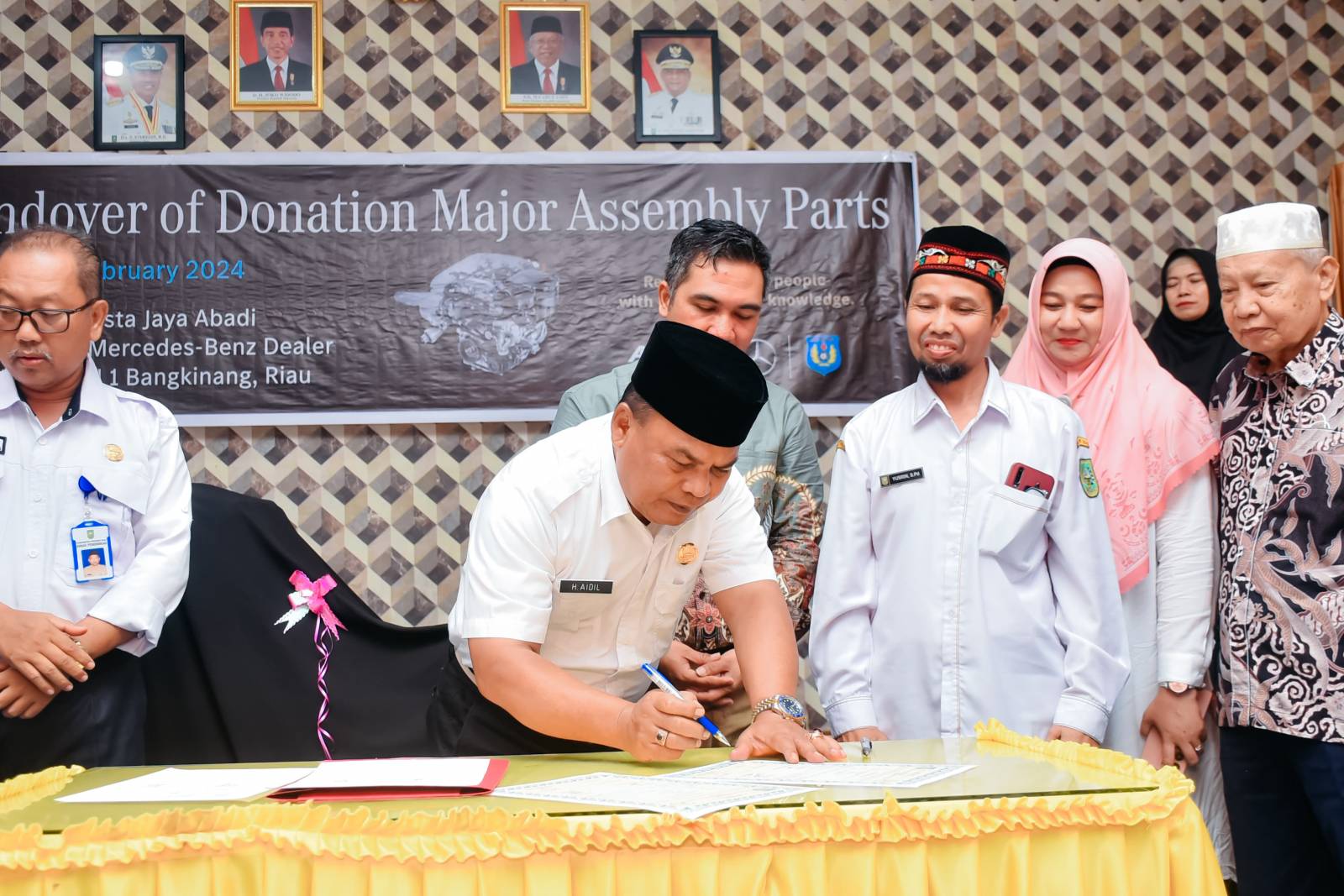 Mewakili Pj Bupati, Kadis Dikpora Kampar Saksikan Penyerahan Alat Praktek Dari Mercedes