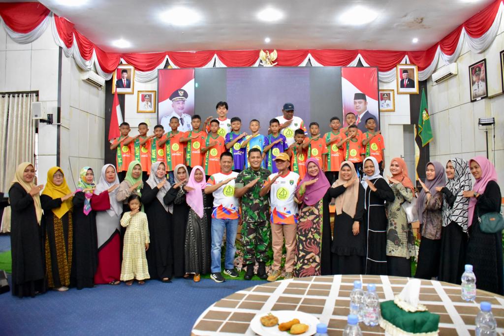 Sekda Kampar Hambali Lepas Tim SSB KMBS U-11 Yang Berlaga di Cijantung Jakarta