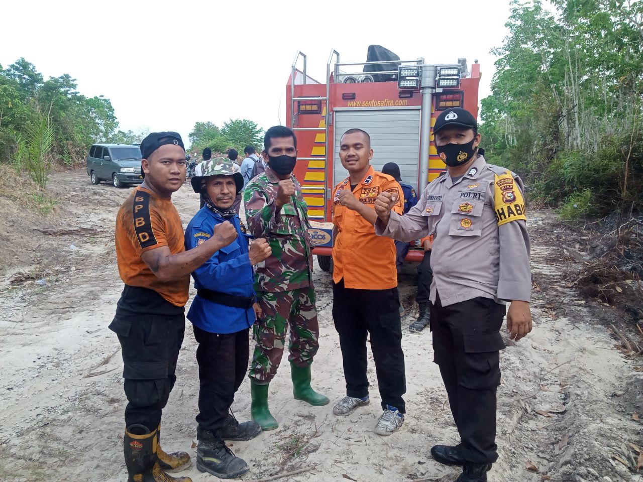 Babinsa dan Bhabinkamtibmas Bersinergi Lakukan Pemadaman Kebakaran Lahan