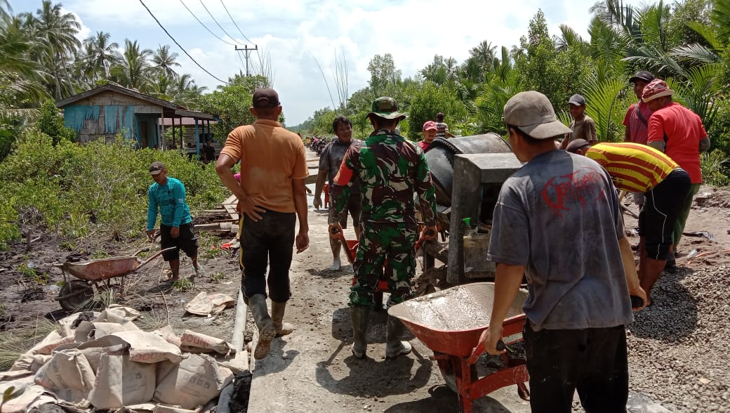 Babinsa Koramil 15/Kuala Kampar Karya Bakti Goro  Semenisasi Jalan Desa