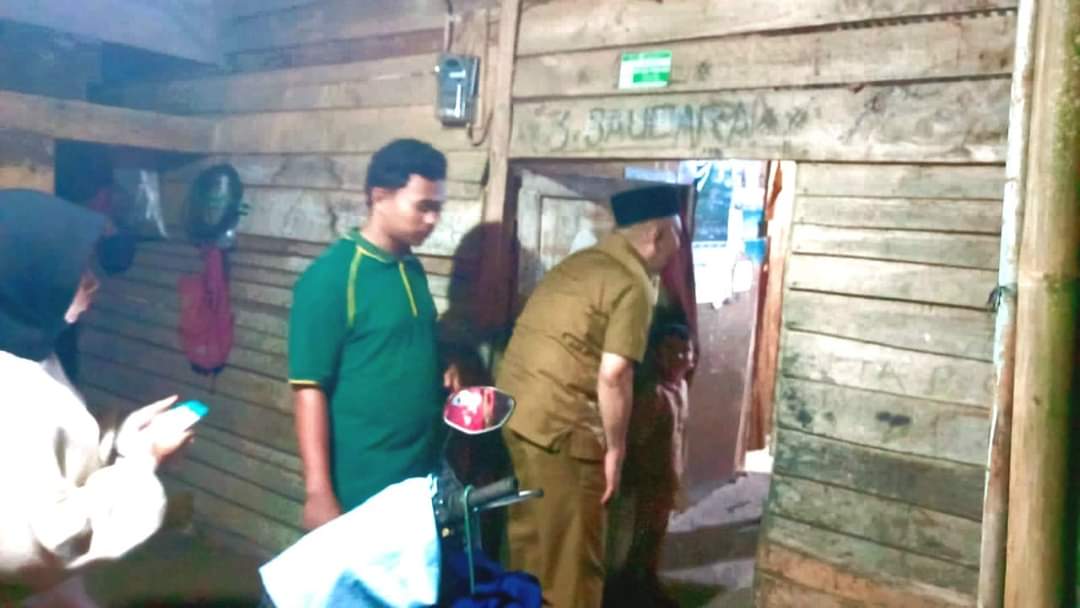 Bantu Warga Kurang Mampu, Pj Bupati Kampar Tinjau Rumah Tidak Layak Huni di Desa Pulau Sarak