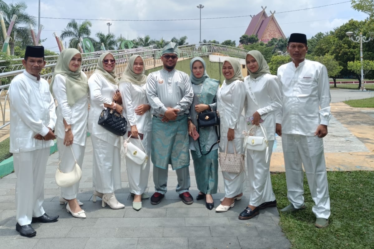 Ibu TP PKK Desa Rokan Timur Meriahkan Pawai Pembukaan MTQ 24