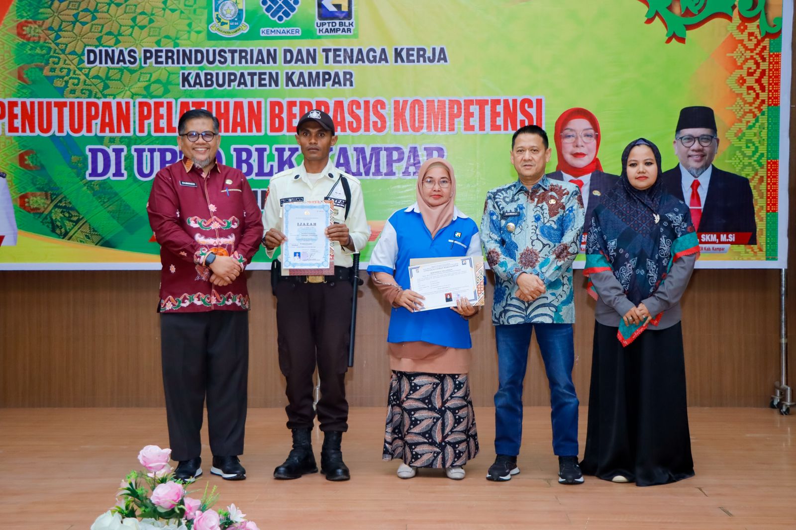 Pj Bupati Kampar Hambali Lakukan Penyerahan Sertifikat Sekaligus Tutup PBK