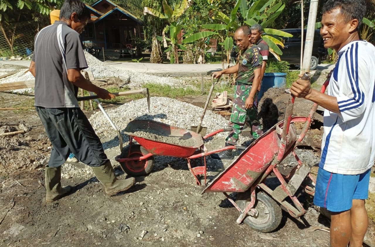 Babinsa Desa Kuala Tolam Sertu Pendik  Bersama Warga Goro Cor Pondasi Mesjid