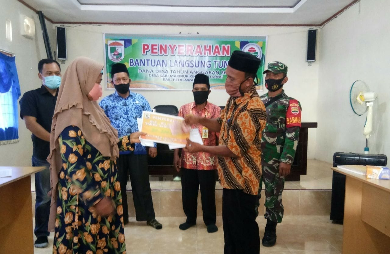 Babinsa Koramil 04/Pkl Kuras Kawal Pembagian BLT DD Desa Sari Makmur