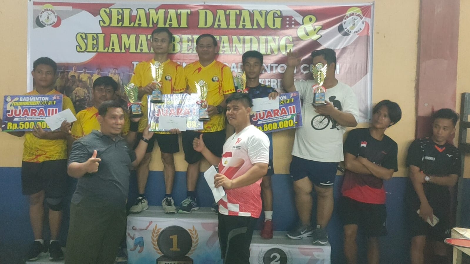 Final Turnamen Badminton CUP III PB. Orahua Berhasil Antar Juara Bertahan Boy Lase dan Junius Zalukh