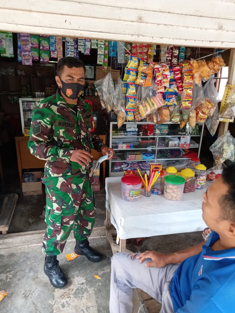 Babinsa Koramil 12/XIII Koto Kampar Himbau Tetap Pakai Masker Pada Warga Binaan
