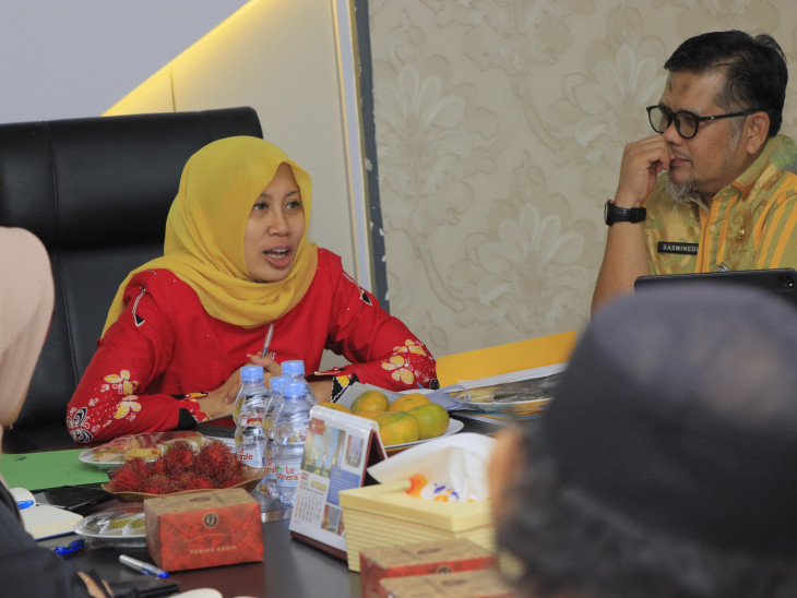 Majukan Produk Pengrajin di Kampar, Ketua Dekranasda Lakukan Rapat Bersama OPD dan Bank Riau