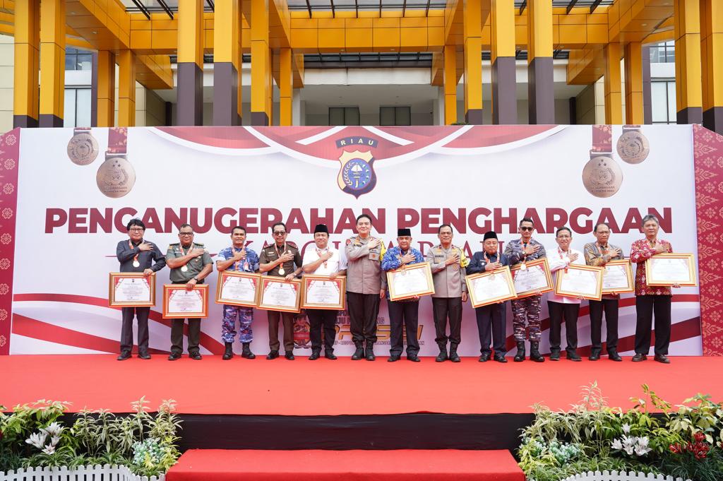 Sejumlah Tokoh Terbaik di Riau Diberikan Penghargaan Oleh Kapolda Riau