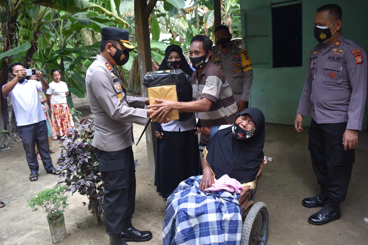 Bantu Warga Kurang Mampu, Kapolres Kampar Salurkan Zakat Profesi Personel dan Bansos