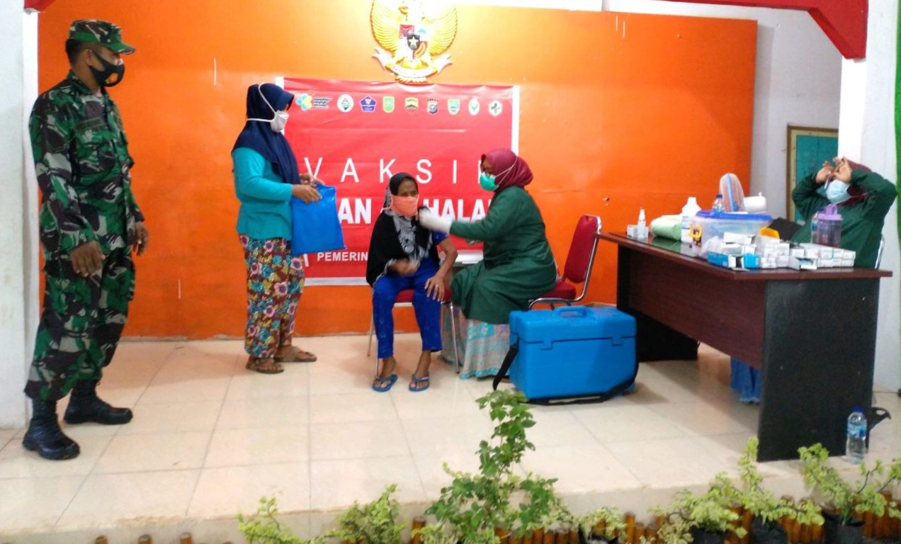 Babinsa Himbau Warga Agar Tidak takut Divaksin