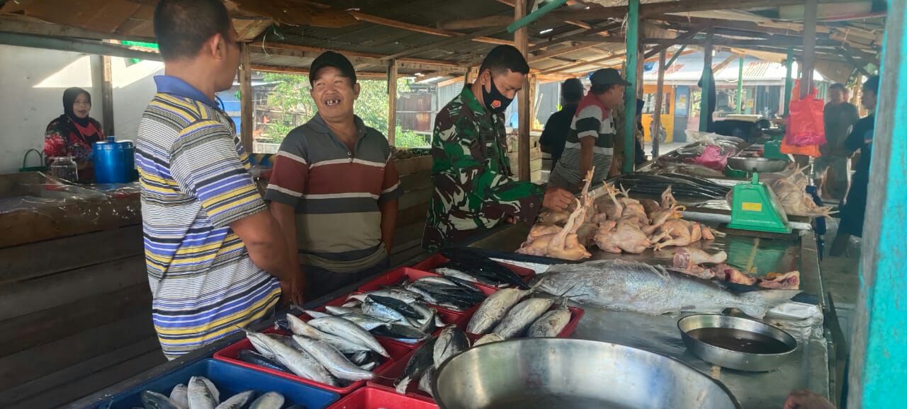 Sukseskan TMMD Ke-110, Babinsa Intensif Berikan Edukasi Gerakan 3M Di Pasar Tradisonal