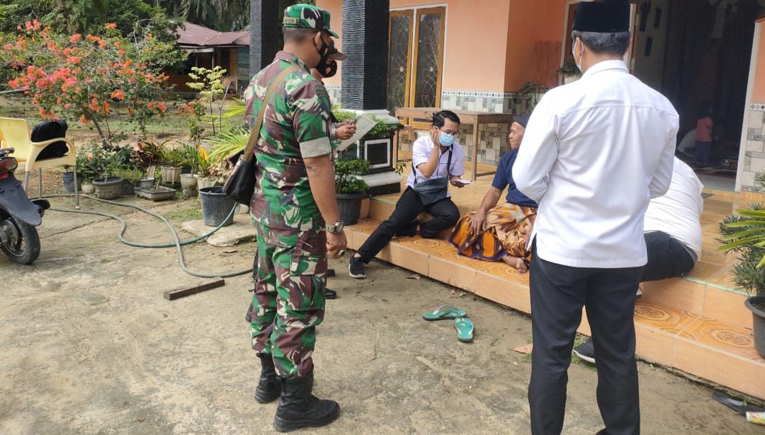 Door To Door Babinsa Dampingi Tim Vaksinasi Terhadap Lansia