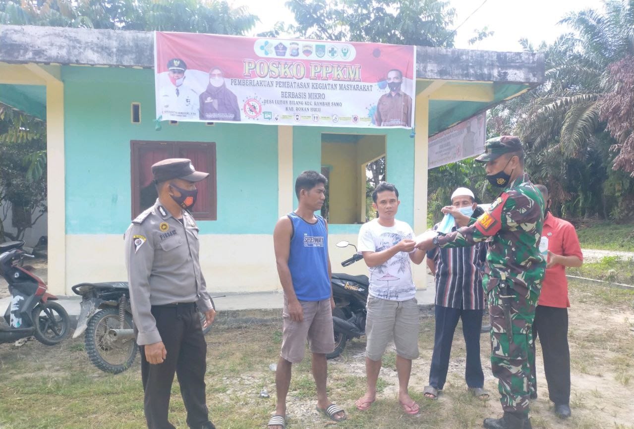 TNI/Polri Bagikan Masker P.ada Masyarakat di Pos PPKM