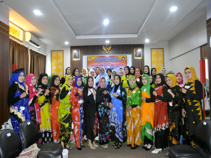Ketua TP PKK Kampar Jadi Juri Dalam Lomba Kreasi Melipat Batik Kampar Tanpa Jahit
