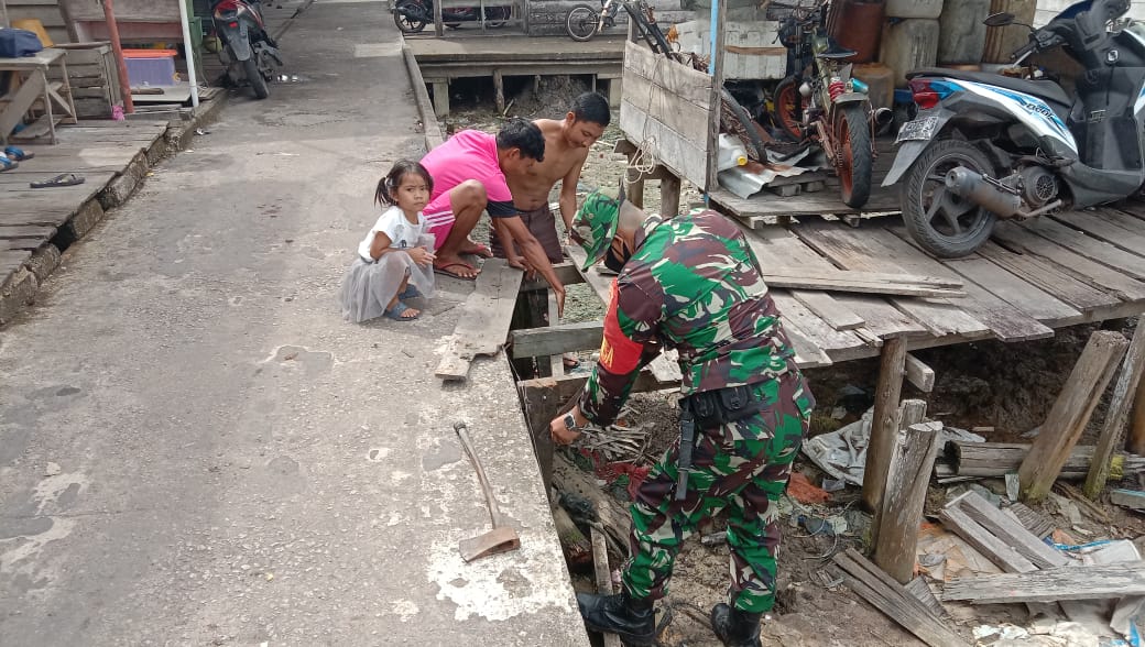 Peduli Warga di Wilayah Binaan, Babinsa Banti Benahi Jembatan dan Jalan ke Pelabuhan