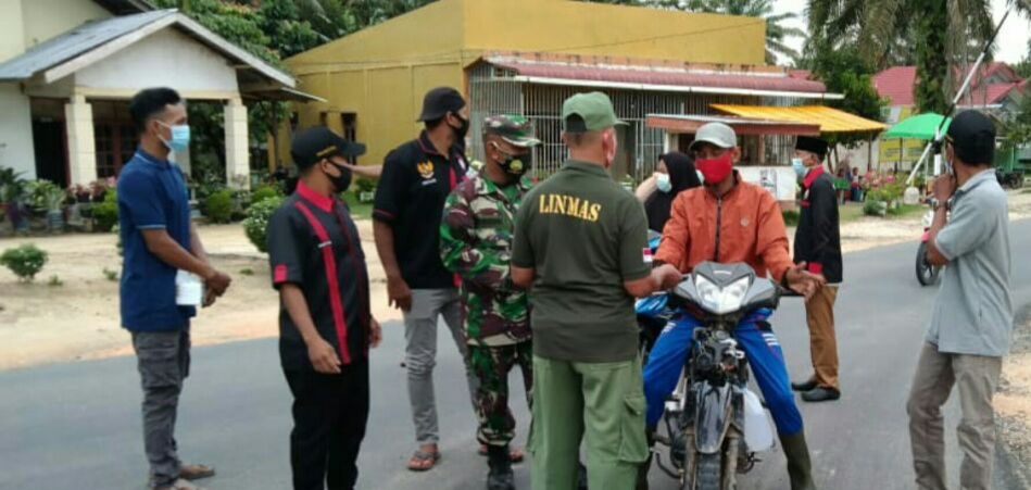 Babinsa Bersama Pemuda, Ajak Warga Ikuti Prokes