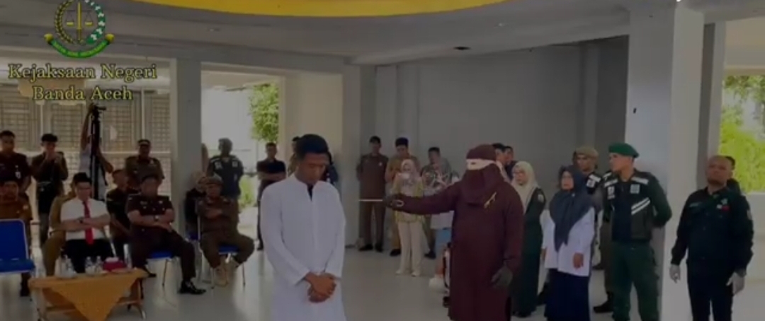 Kejari Banda Aceh Eksekusi Uqubat Cambuk Terhadap Empat Orang Pelanggar