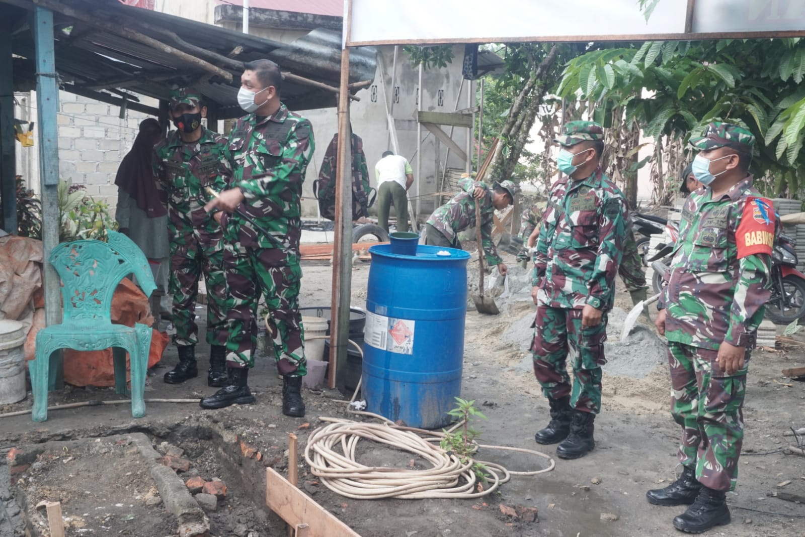 Dandim Tinjau Pengerjaan RTLH Bersama Perwira Staf Kodim 0313/KPR