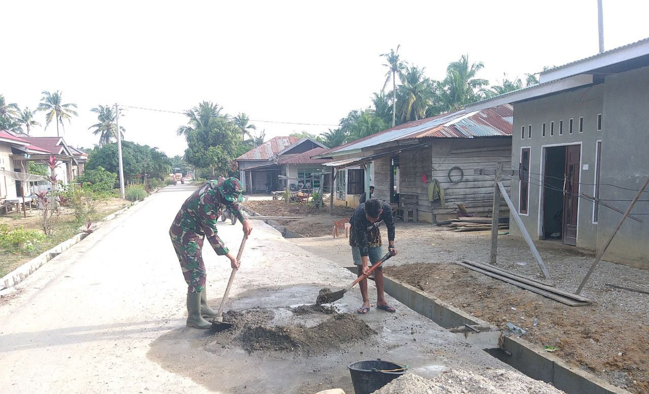 Babinsa Kormil 10/Kunto Darussalam Goro Bersama Warga