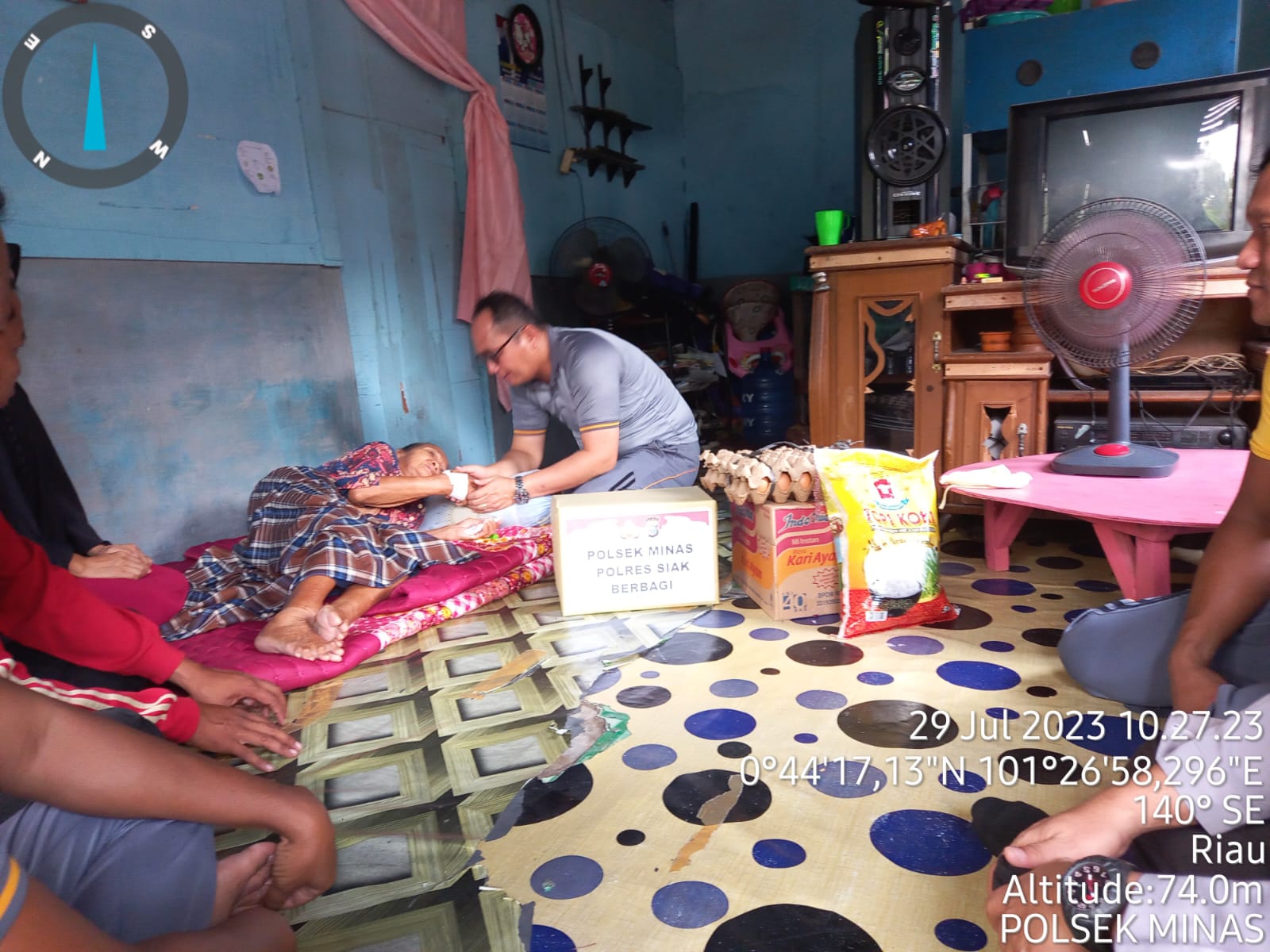 Polsek Minas Polres Siak Polda Riau Berbagai Sembako Kepada Masyarakat Yang Membutuhkan