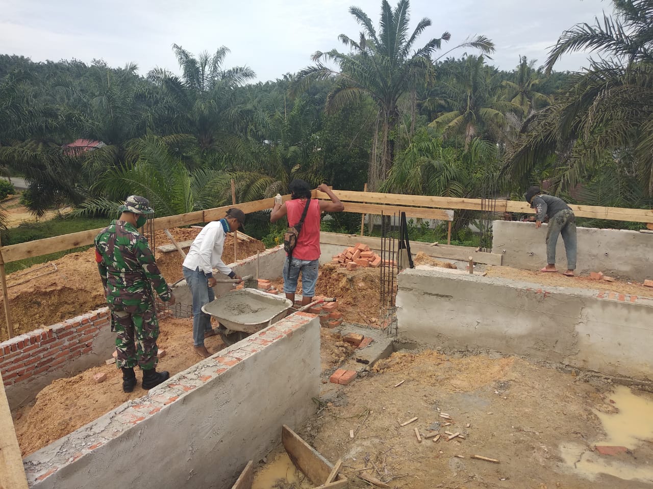 Ikhlas Berbuat Babinsa Kodim 0313/KPR Koramil 09/Langgam Bantu Warga Binaan Bangun Rumah