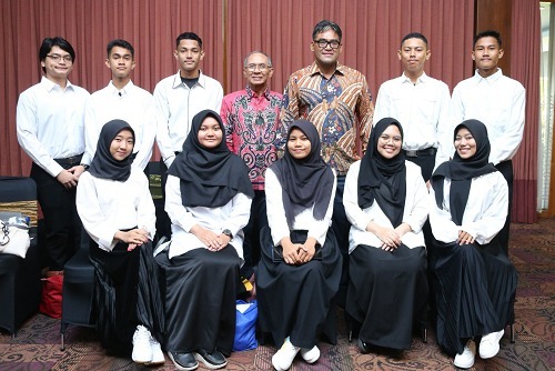 Rasa Gembira Seorang Anak Sopir Truk Arryan Naufal Penerima Beasiswa Prestasi PHR