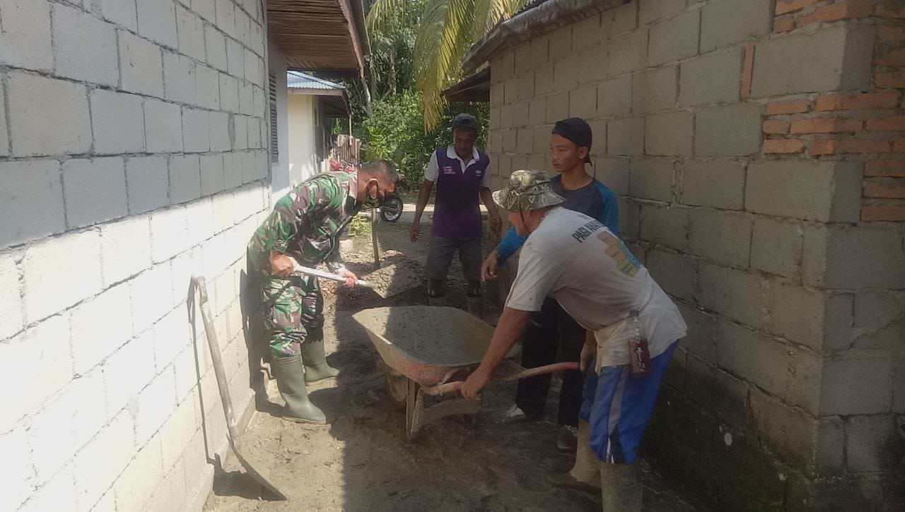 Bangun Keakraban, Babinsa Koramil 01/Bkn Bantu Pembuatan Pondasi Rumah Milik Warga Binaan