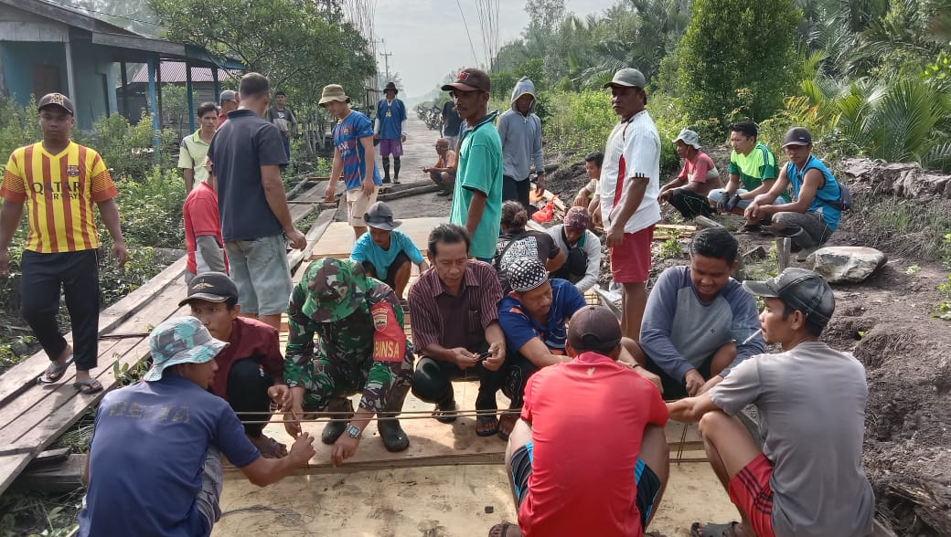 Babinsa Koramil 15/Kuala Kampar Karya Bakti Goro Semenisasi di Ruas Jalan yang Rusa