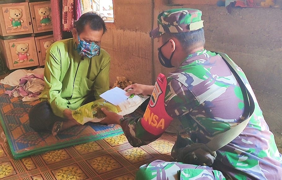 Babinsa Koramil 02 Rambah Jenguk Warga yang Sakit