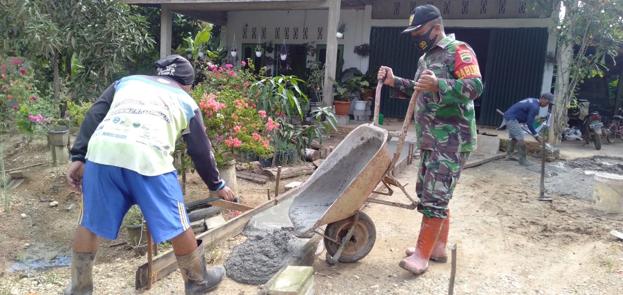 Babinsa Koramil 02 Rambah Goro Bantu Warga
