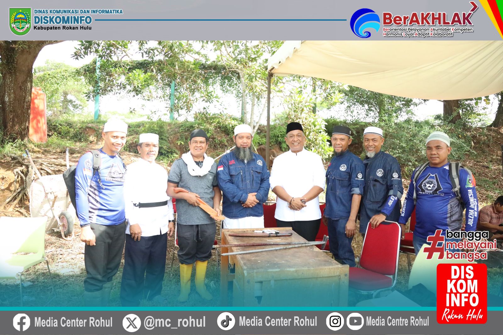 Bupati dan Wakil Bupati Rohul Serahkan Hewan Kurban Bantuan Presiden RI kepada Masyarakat