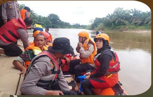 Kapolres Rohul Ikuti Pencarian Hari ke Dua Korban yang Hanyut di Sungai Batang Lubuh Pasir Jambu