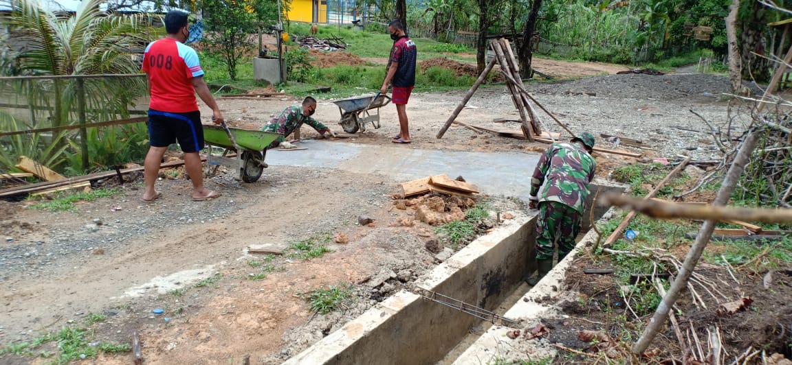 Pembuatan Drainase, Satgas TMMD bersama Masyarakat Membuat Jembatan Disasaran 6