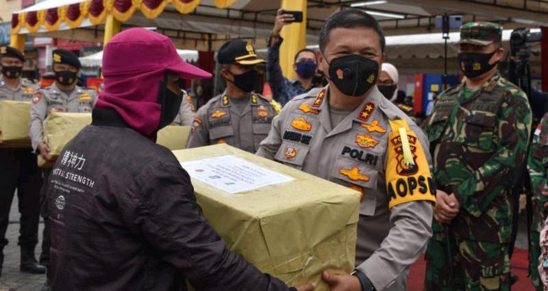 Polda Riau Bagikan 630 Ribu Masker