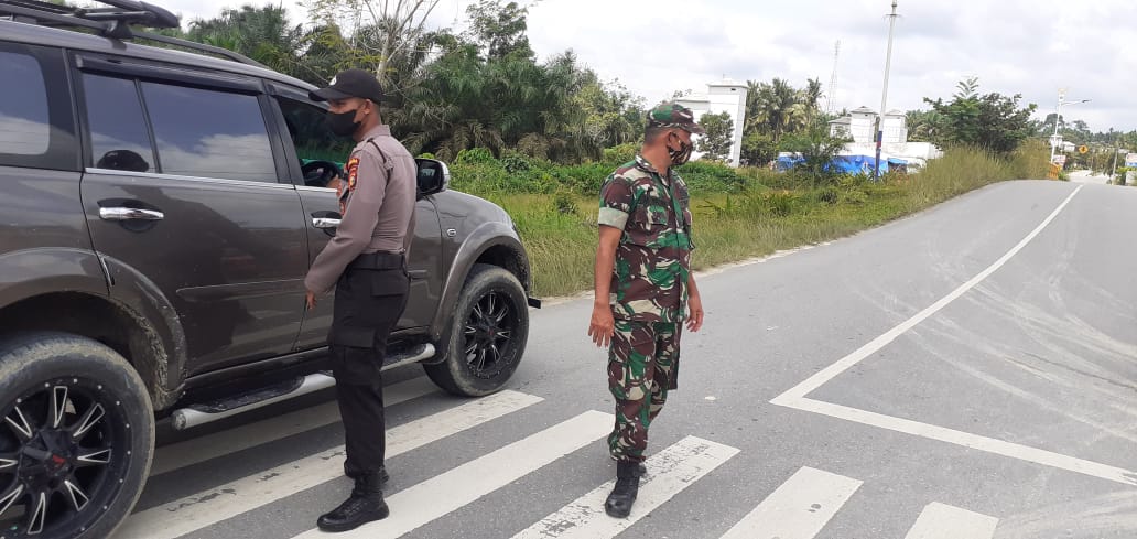 Jaring Warga yang Belum Tervaksin, Babinsa Bunut Lakukan Pemeriksaan Warga  di Depan Puskesmas