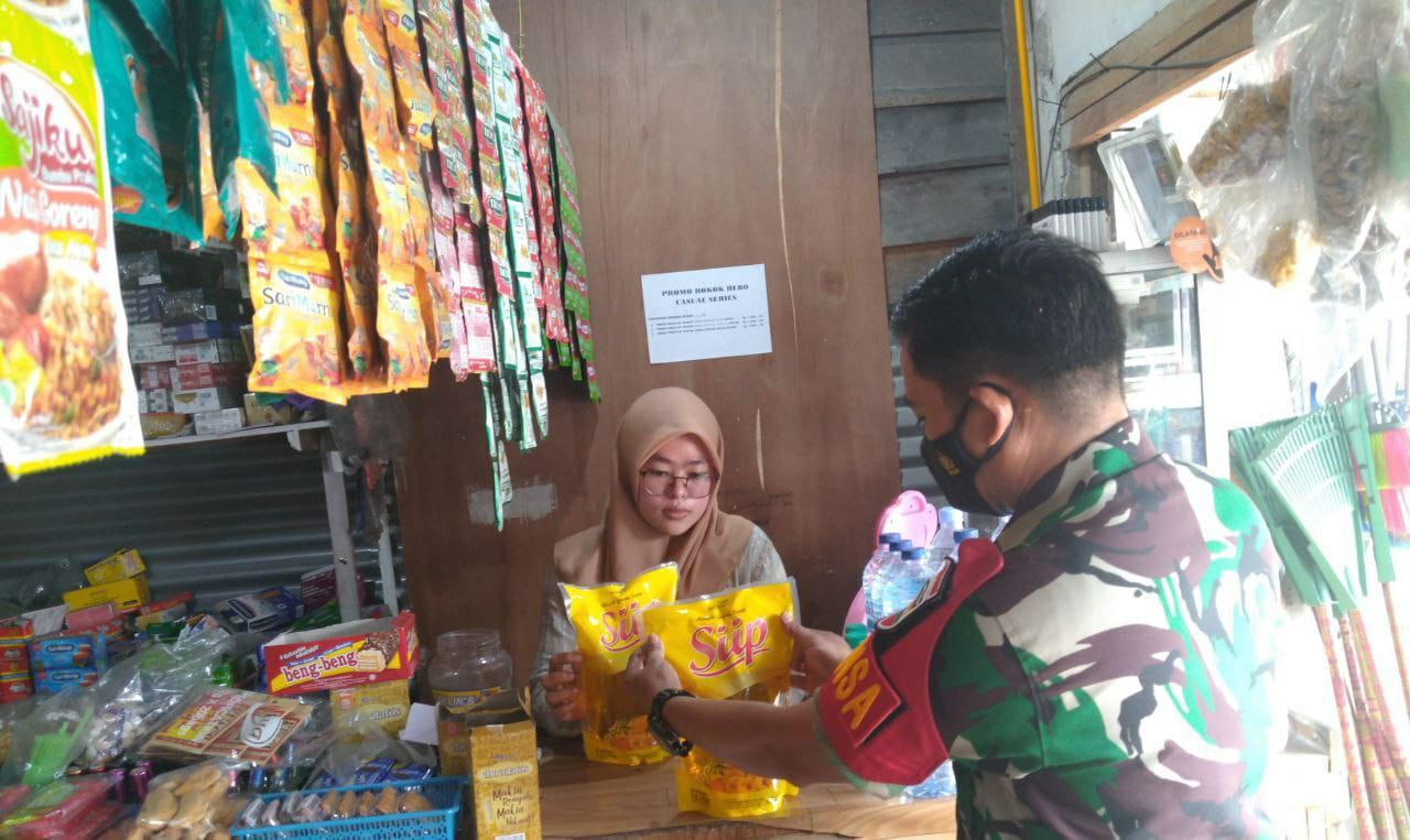 Babinsa Koramil 09/Langgam Terus Pantau Harga Sembako di Kedai Wilayah Binaan