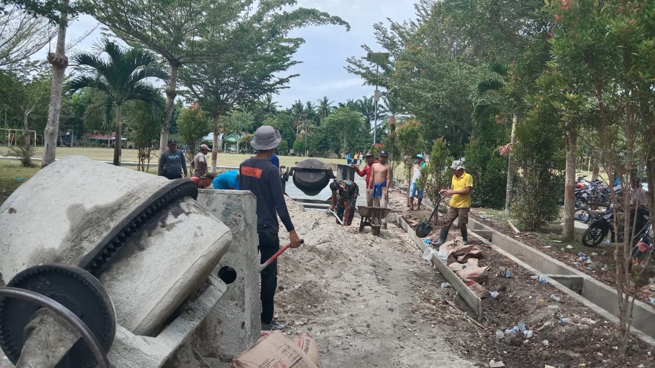 Babinsa Laksanakan Goro Bersama Masyarakat  Untuk Membuat Drainase dan Jalan