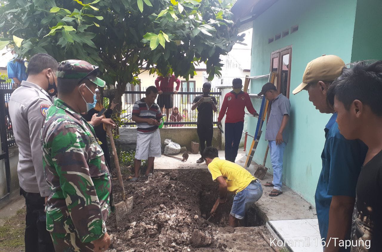 Babinsa Koramil 16/Tapung Bantu Evakuasi Penemuan Mayat yang Dikubur di Depan Rumah