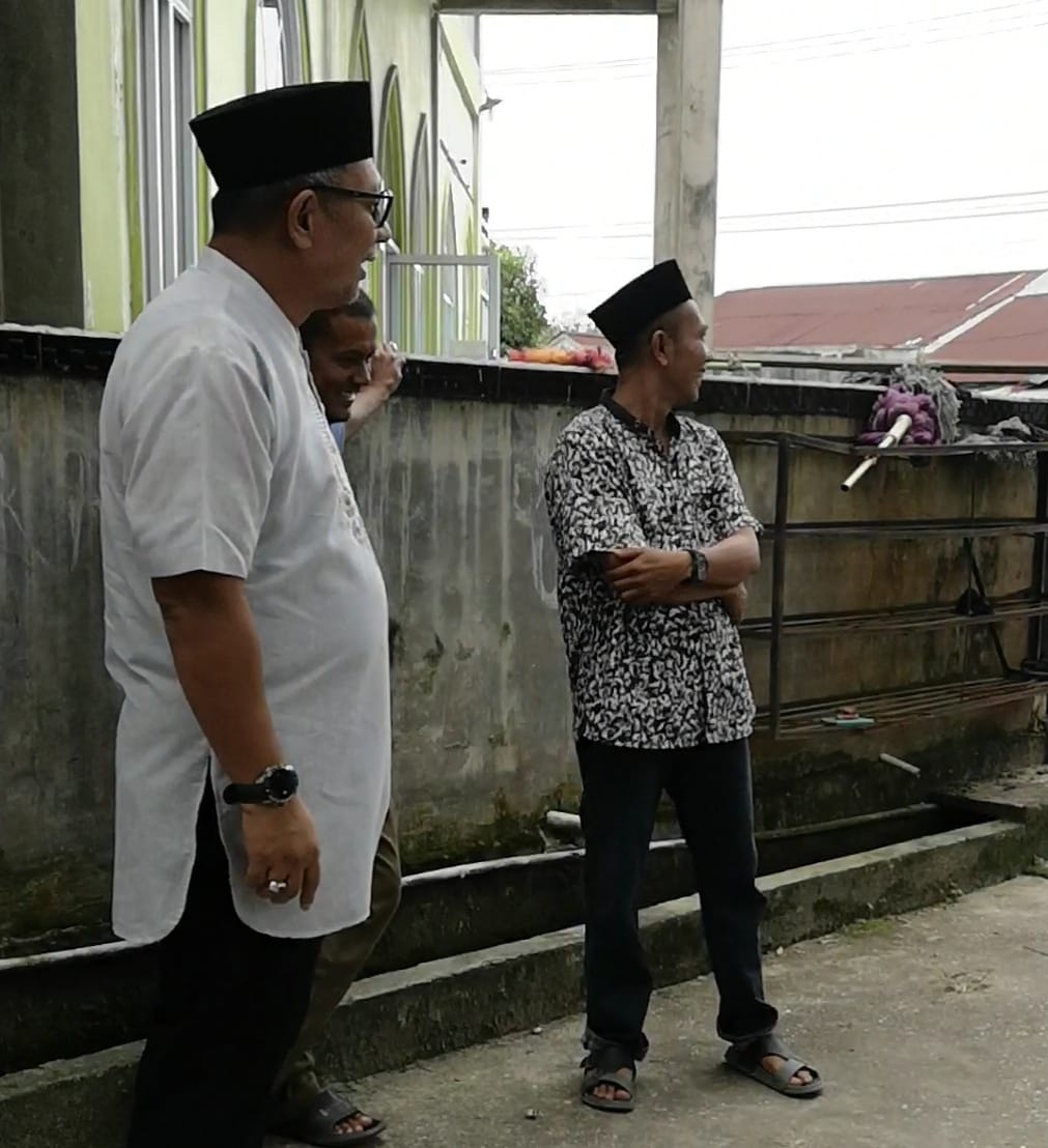 Yuyun Hidayat Tinjau Bantuan Semenisasi Perumahan Mawaddah Dua di Desa Tarai Bangun Kampar