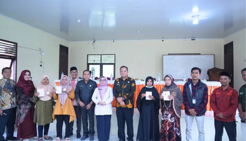 Bantuan Kartu Keluarga Sejahtera Disalurkan Wakil Bupati Kampar di Kampar Utara