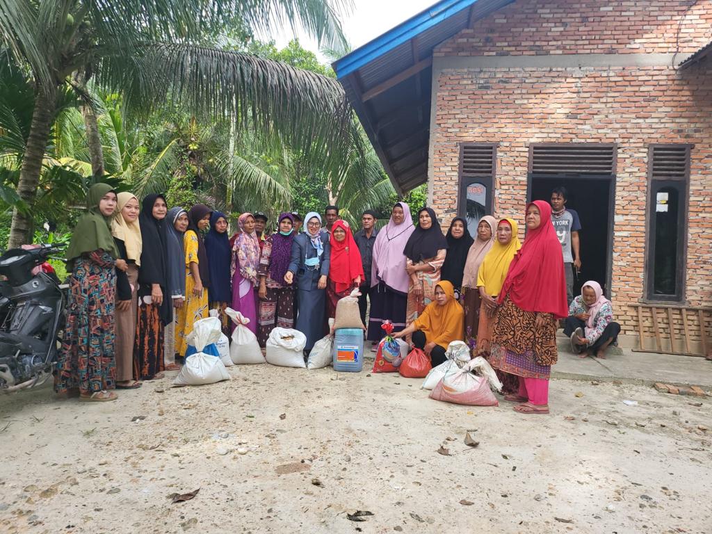 Anggota DPRD Kampar Haswinda Beri Bantuan 2 Kelompok Tani Kampar Utara