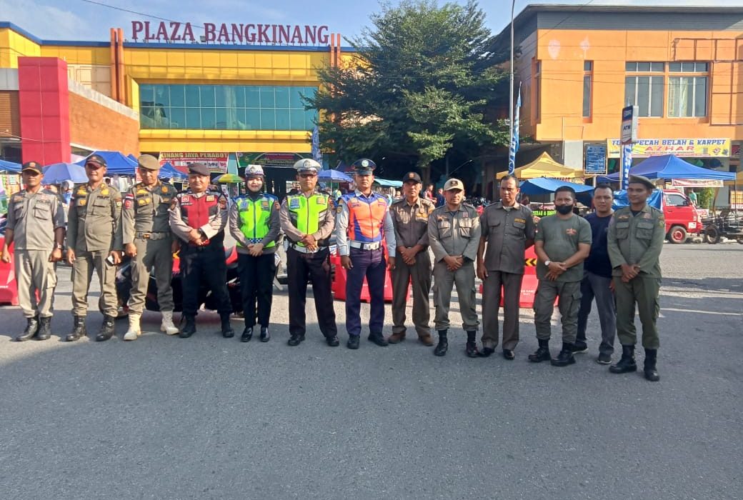 15 Personel Dishub Kampar Amankan dan Atur Arus Kendaraan di Pasar Ramadhan Bangkinang Kota