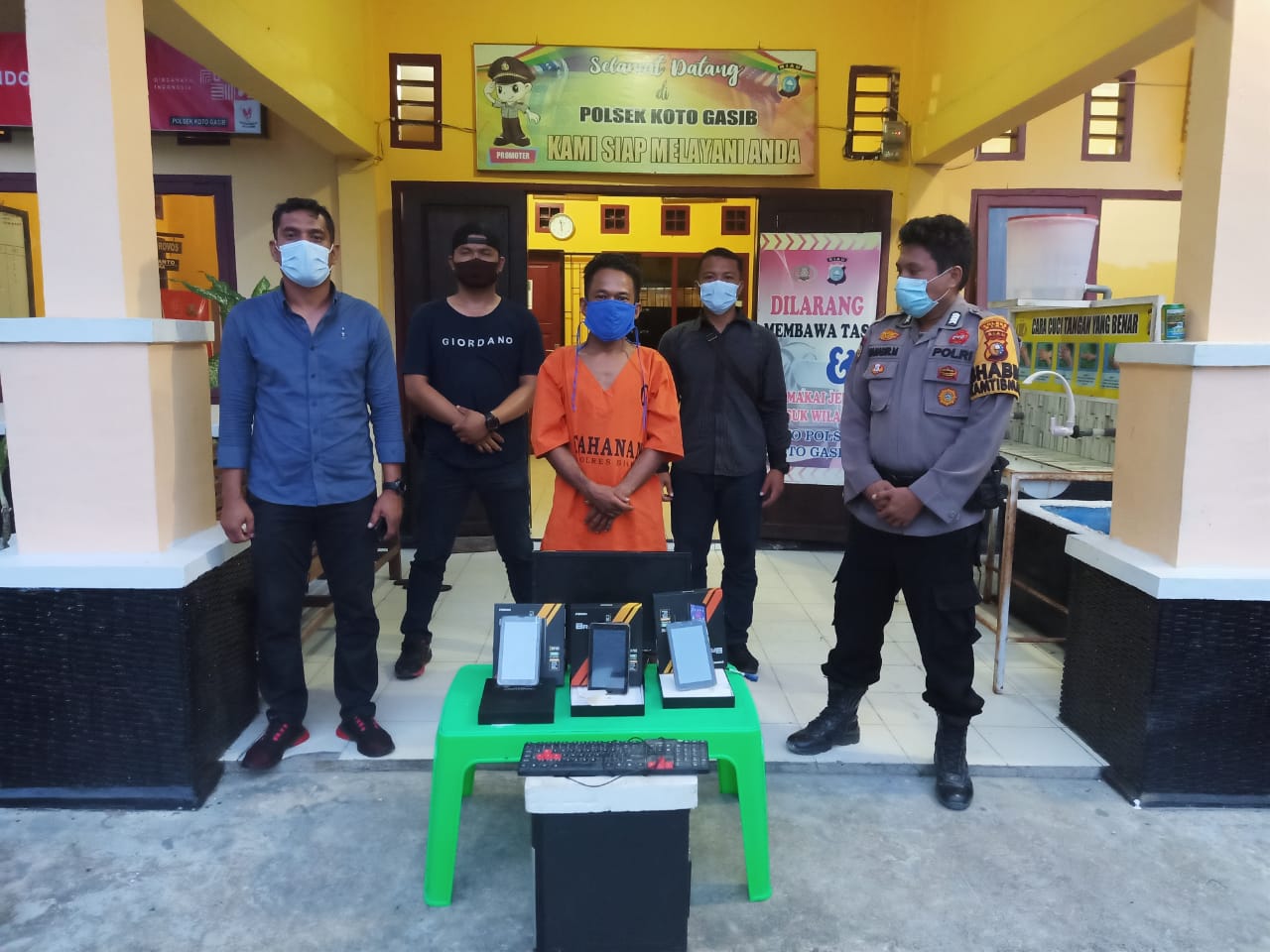 Bobol SDN 04 Buatan II, Oknum Guru ASN Dibekuk Polsek Koto Gasib ,Sembilan Tablet dan Komputer Disik