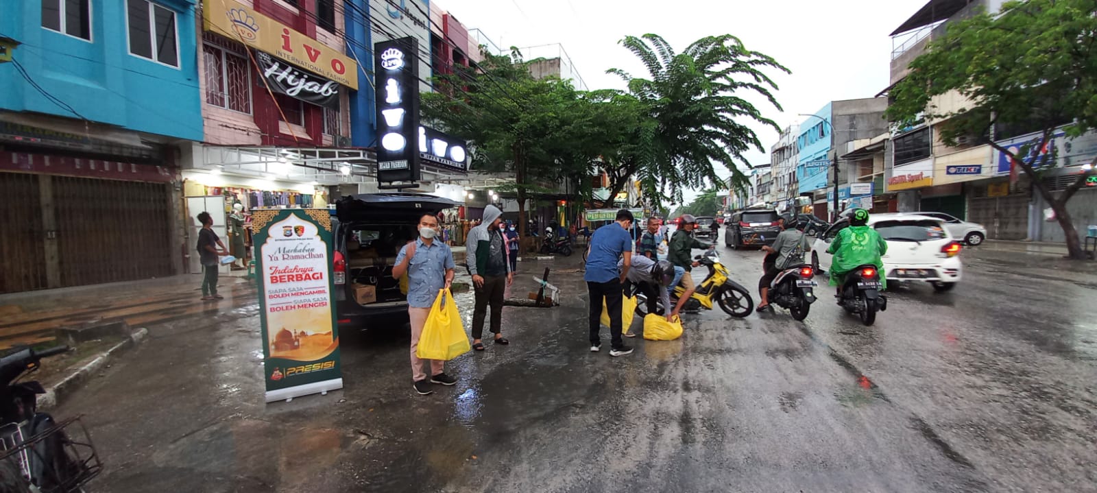 Berbagi Dengan Hati di Bulan Puasa, Ditreskrimum Polda Riau Berbagi Takjil