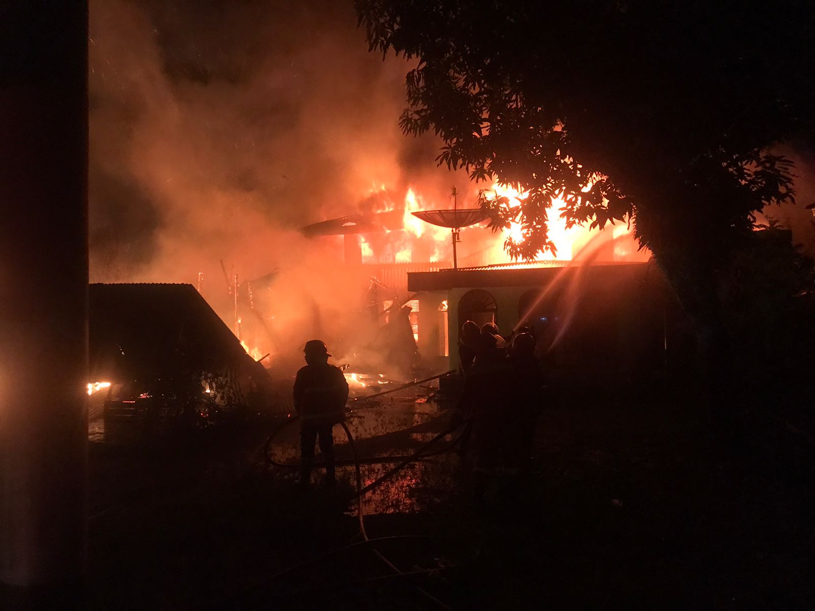 Rumah Permanen di Bangkinang Hangus Kebakaran, 5 Unit Armada Diturunkan Dinas Damkar Kampar