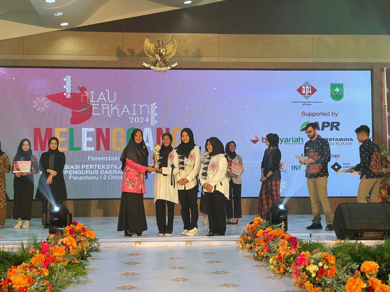 Ketua TP PKK Kampar Bersama Staf Ahli Riadel, Hadiri Hari Batik Nasional