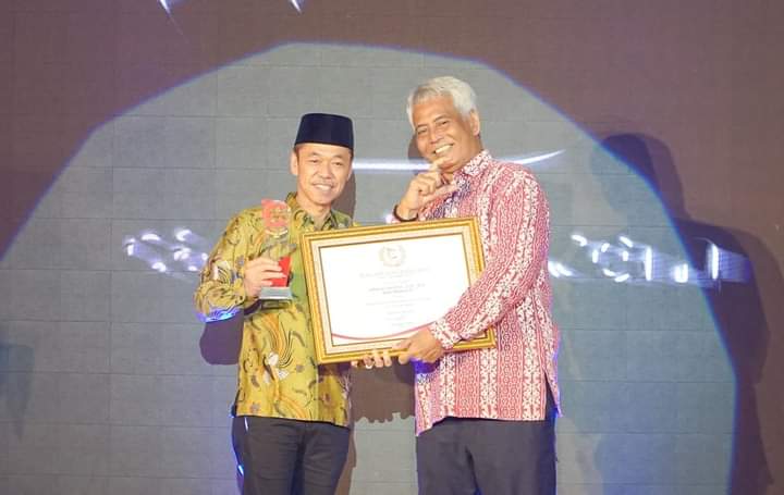 Dianugrahi Piagam Penghargaan Pada Acara Cakaplah Award, Bupati Rohil Sintong Ucapkan Terima Kasih